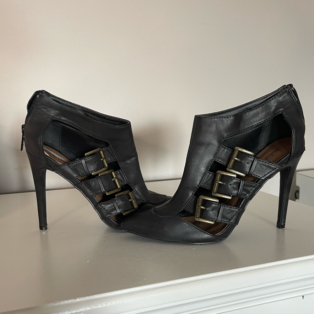Cute buckle detail bootie